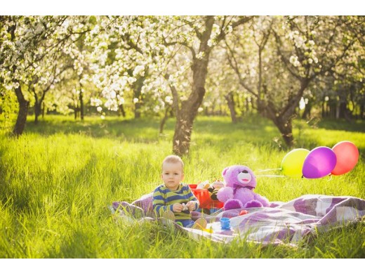 Zabawki na podwórko i do ogrodu – czym się bawić na świeżym powietrzu?